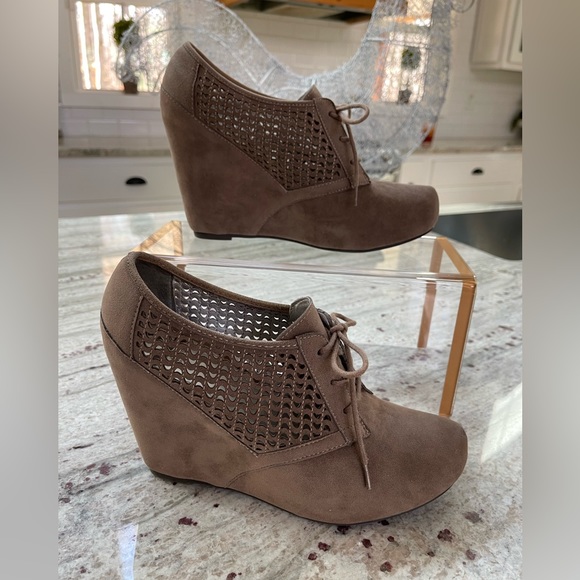 Fergalicious Dade Wedge Suede Platform Bootie size 9.5 - Picture 2 of 8
